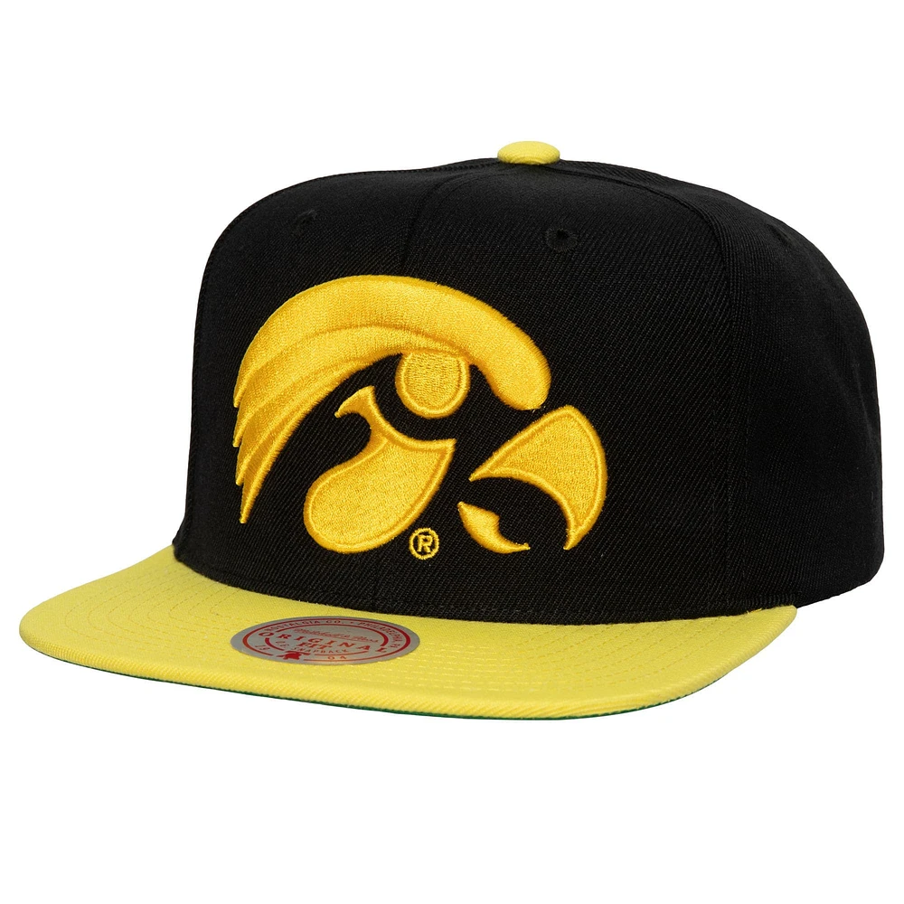 Men's Mitchell & Ness Black/Gold Iowa Hawkeyes 2-Tone 2.0 Snapback Hat