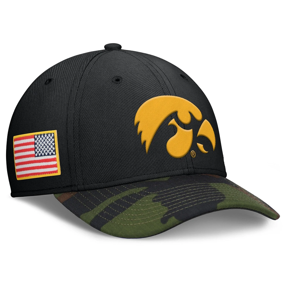 Casquette Nike noire/camouflage Iowa Hawkeyes 2024 Military Appreciation Rise Swoosh Performance Flex pour homme