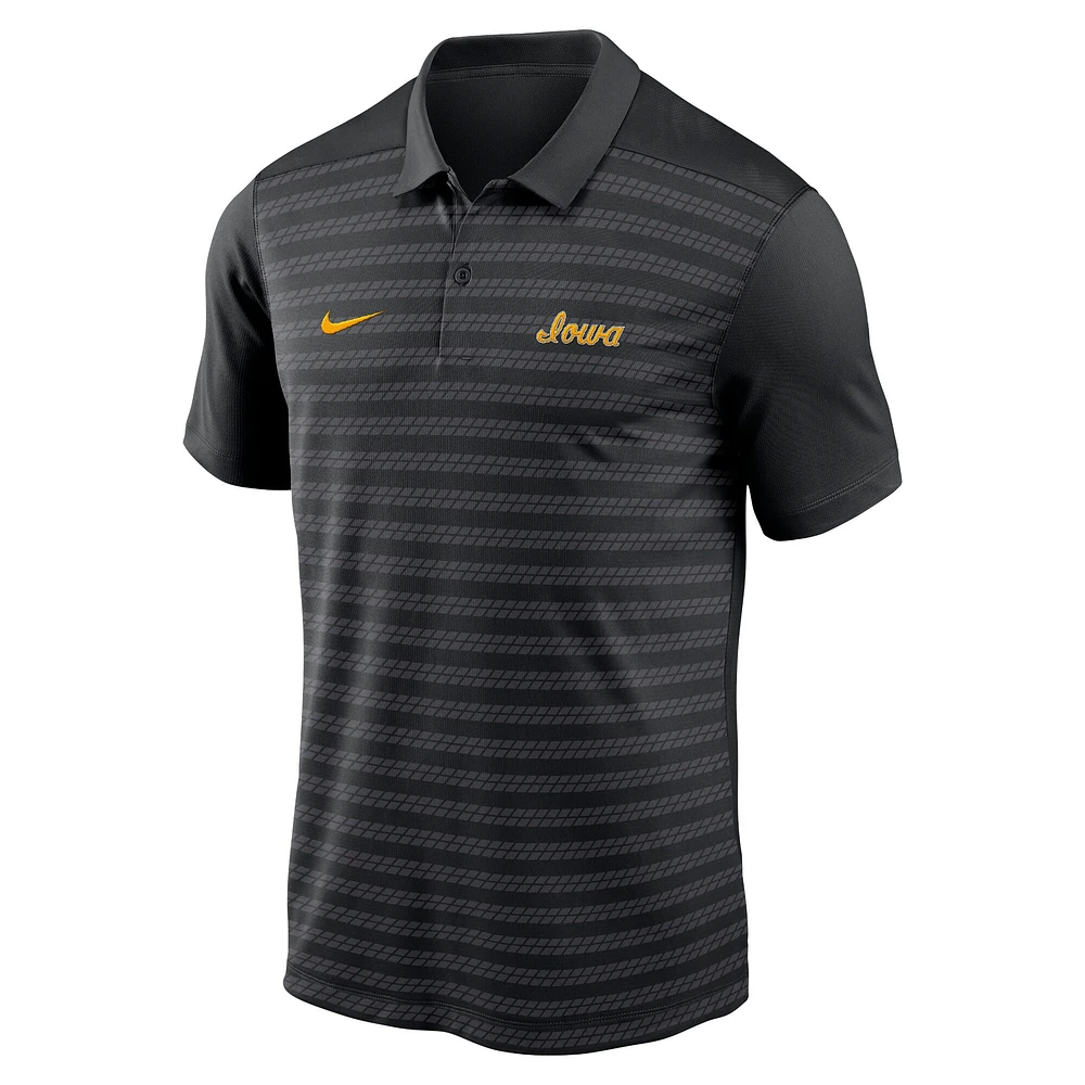 Polo Nike noir pour hommes des Iowa Hawkeyes 2024 de début saison entraîneurs Sideline Performance