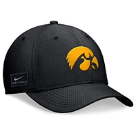 Casquette Nike noire Iowa Hawkeyes 2024 On-Field Swoosh Flex pour homme