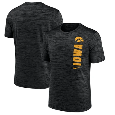 T-shirt Nike noir Iowa Hawkeyes 2024 Sideline Velocity Performance pour homme