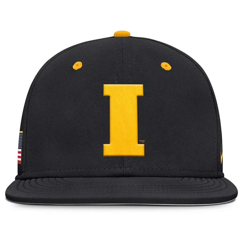 Casquette ajustée True Performance On-Field Dugout Nike noire pour homme des Iowa Hawkeyes