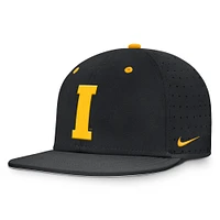 Casquette ajustée True Performance On-Field Dugout Nike noire pour homme des Iowa Hawkeyes