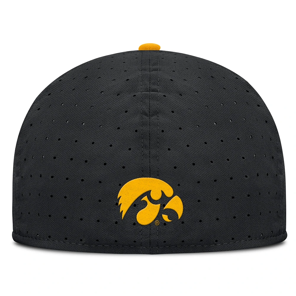 Casquette ajustée True Performance On-Field Dugout Nike noire pour homme des Iowa Hawkeyes