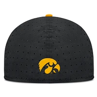 Casquette ajustée True Performance On-Field Dugout Nike noire pour homme des Iowa Hawkeyes