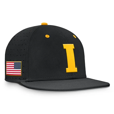 Casquette ajustée True Performance On-Field Dugout Nike noire pour homme des Iowa Hawkeyes