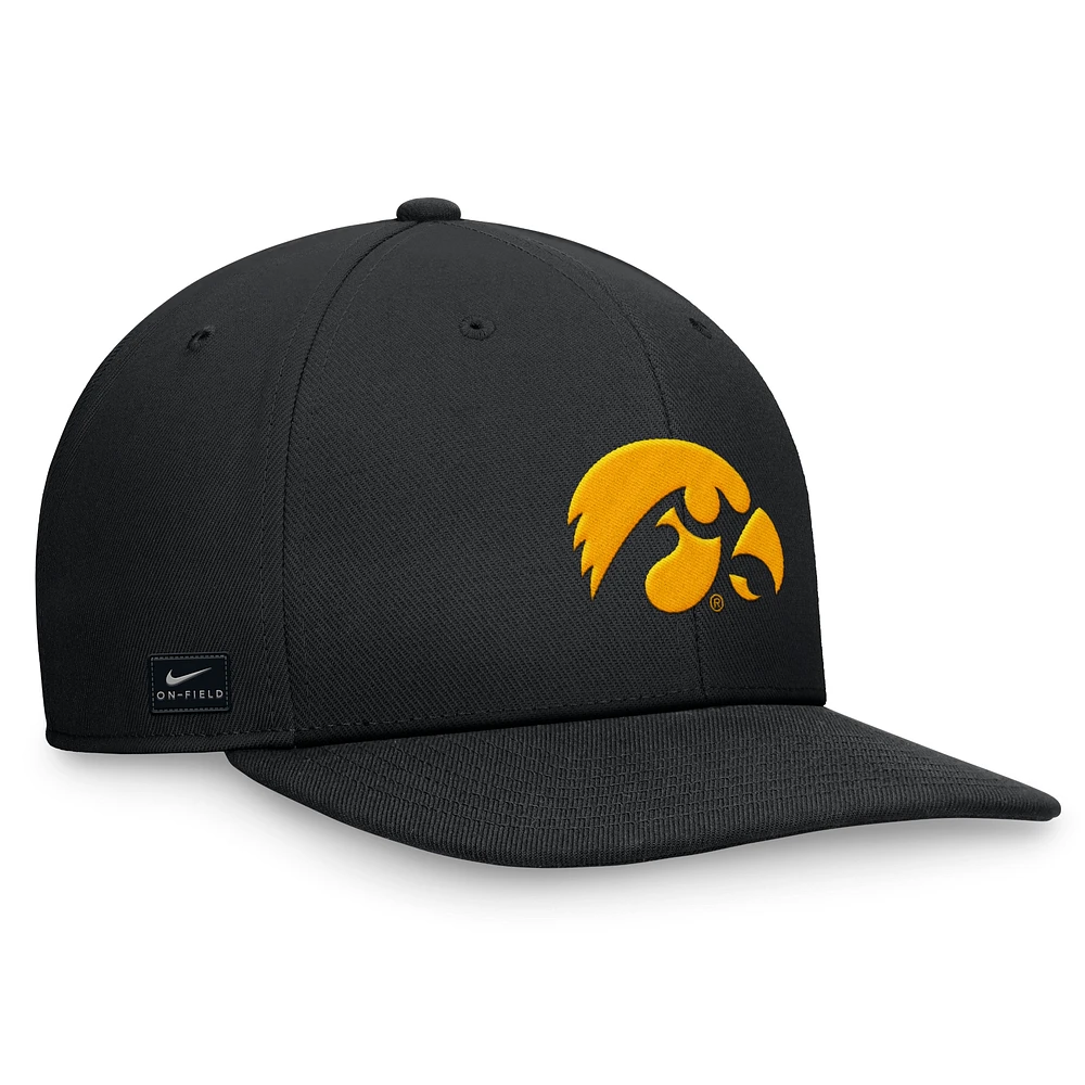 Casquette Nike noire Iowa Hawkeyes On-Field Pro Bill Snapback pour homme