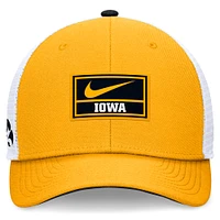 Casquette ajustable Nike On Field Swoosh Trucker pour homme Iowa Hawkeyes 2024 Or/Blanc