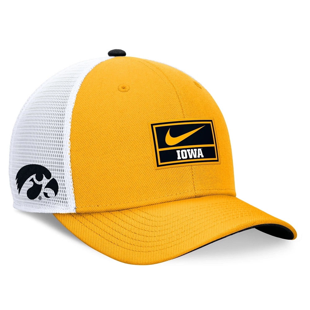 Casquette ajustable Nike On Field Swoosh Trucker pour homme Iowa Hawkeyes 2024 Or/Blanc