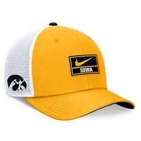 Casquette ajustable Nike On Field Swoosh Trucker pour homme Iowa Hawkeyes 2024 Or/Blanc