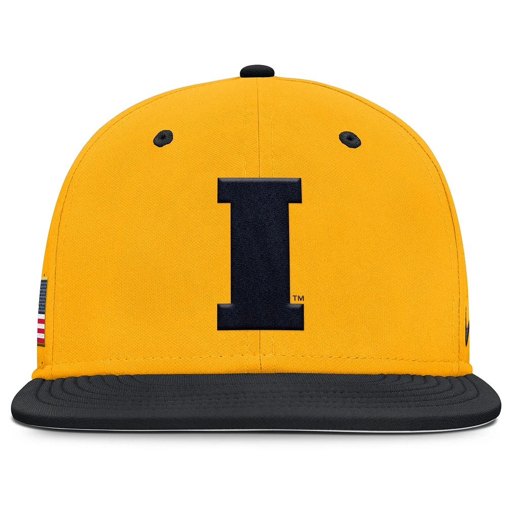 Casquette ajustée True Performance pour homme Nike Gold Iowa Hawkeyes On-Field Dugout