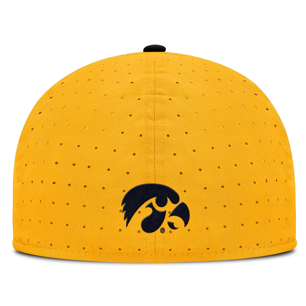Casquette ajustée True Performance pour homme Nike Gold Iowa Hawkeyes On-Field Dugout