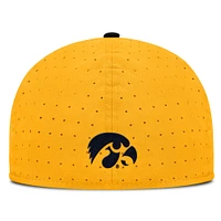 Casquette ajustée True Performance pour homme Nike Gold Iowa Hawkeyes On-Field Dugout