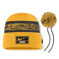 Bonnet en tricot à revers avec pompon Nike Gold Iowa Hawkeyes On-Field Peak pour homme