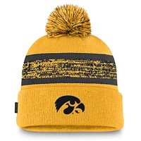 Bonnet en tricot à revers avec pompon Nike Gold Iowa Hawkeyes On-Field Peak pour homme