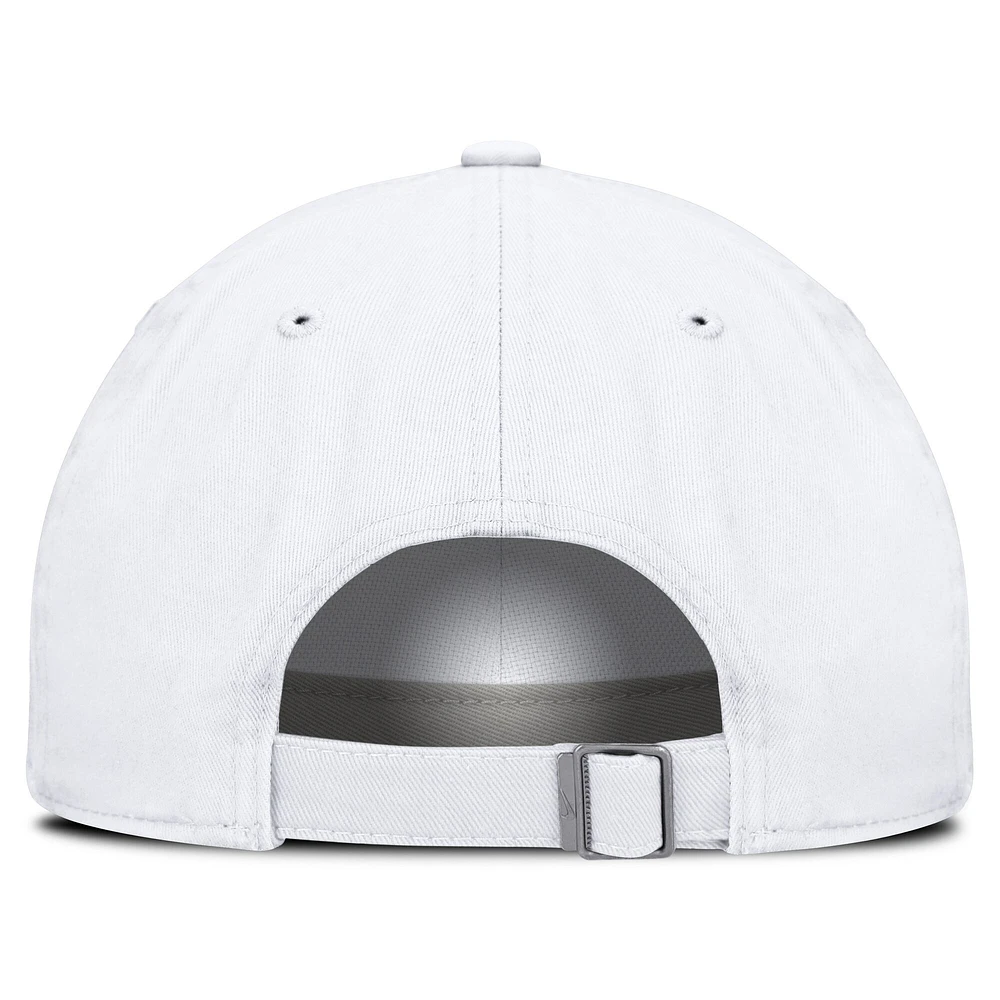 Casquette ajustable Nike Iowa Hawkeyes Core Club Mascot Wordmark pour homme, blanche