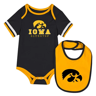 Newborn & Infant Colosseum  Black Iowa Hawkeyes Bodysuit Bib Set