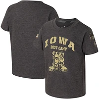 T-shirt du camp d'entraînement d'appréciation militaire Colosseum Charcoal Iowa Hawkeyes OHT pour tout-petits