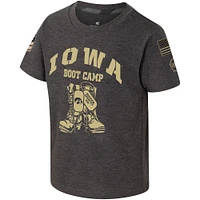 T-shirt du camp d'entraînement d'appréciation militaire Colosseum Charcoal Iowa Hawkeyes OHT pour tout-petits