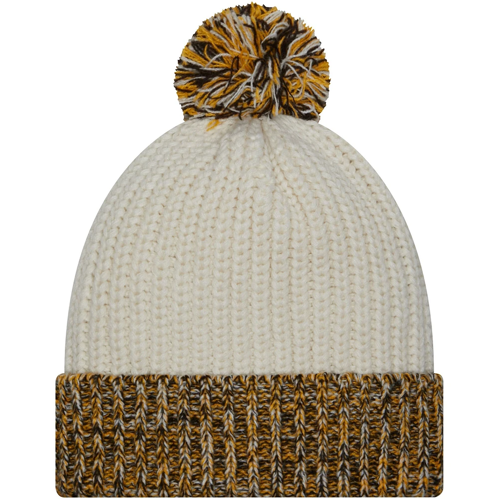 Bonnet en tricot à revers frais Iowa Hawkeyes New Era crème avec pompon pour femme