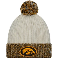 Bonnet en tricot à revers frais Iowa Hawkeyes New Era crème avec pompon pour femme