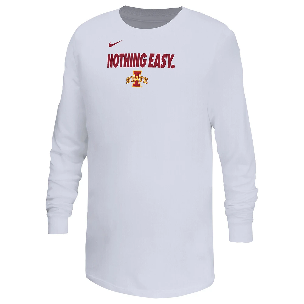 T-shirt à manches longues pour jeune Nike Iowa State Cyclones 2025 On-Court Bench blanc