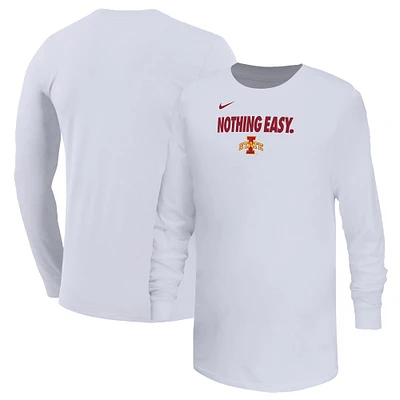 T-shirt à manches longues pour jeune Nike Iowa State Cyclones 2025 On-Court Bench blanc