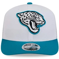 Casquette de camionneur New Era pour homme, blanc/bleu sarcelle, Jacksonville Jaguars 2024 NFL Training Camp 9SEVENTY