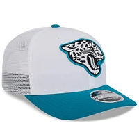 Casquette de camionneur New Era pour homme, blanc/bleu sarcelle, Jacksonville Jaguars 2024 NFL Training Camp 9SEVENTY