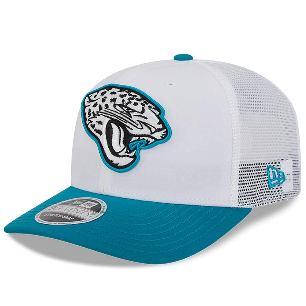 Casquette de camionneur New Era pour homme, blanc/bleu sarcelle, Jacksonville Jaguars 2024 NFL Training Camp 9SEVENTY