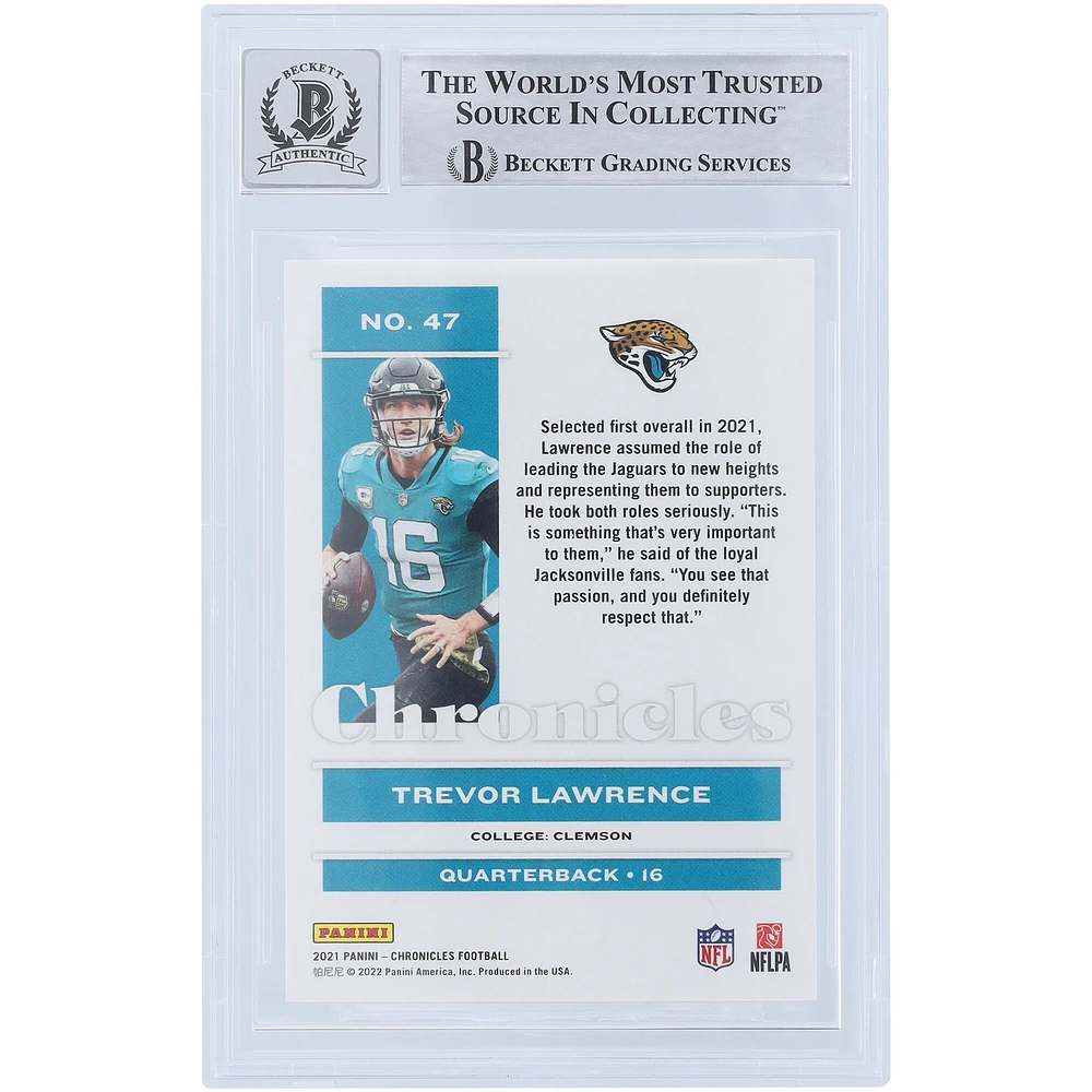 Carte de recrue 9/10 authentifiée 2021 Panini Chronicles #47 signée Trevor Lawrence Jacksonville Jaguars avec l'inscription « 2021 #1 Pick » et les fanatiques de Beckett ont été témoins