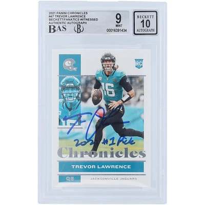 Carte de recrue 9/10 authentifiée 2021 Panini Chronicles #47 signée Trevor Lawrence Jacksonville Jaguars avec l'inscription « 2021 #1 Pick » et les fanatiques de Beckett ont été témoins