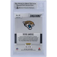 Carte de recrue authentifiée 2021 Panini Instant Red Variation #66 #/99 signée Trevor Lawrence Jacksonville Jaguars par les fanatiques de Beckett avec l'inscription « 1ère victoire NFL 17/10/21 »