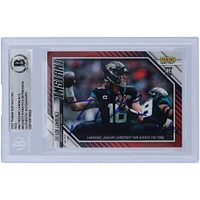 Carte de recrue authentifiée 2021 Panini Instant Red Variation #66 #/99 signée Trevor Lawrence Jacksonville Jaguars par les fanatiques de Beckett avec l'inscription « 1ère victoire NFL 17/10/21 »
