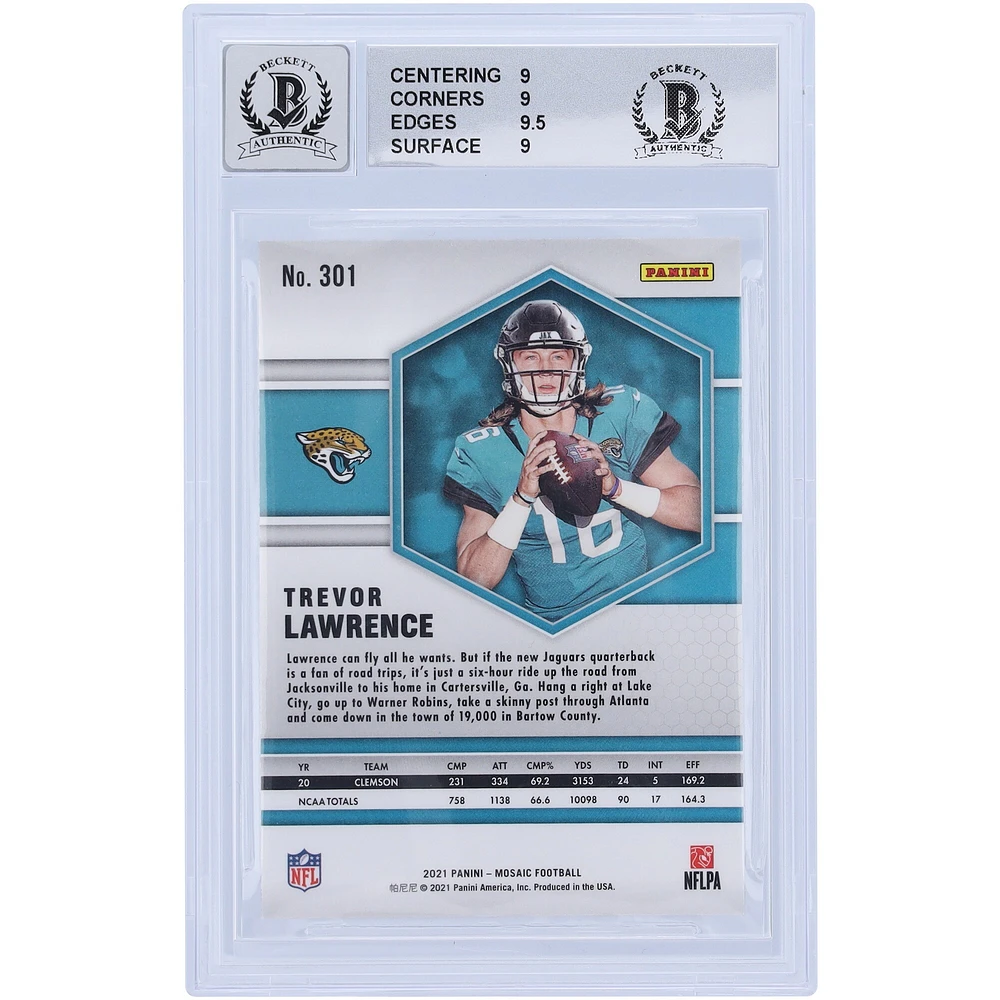 Carte de recrue Panini Mosaic #301 autographiée 2021 par Trevor Lawrence Jacksonville Jaguars, Beckett Fanatics Witnessed Authenticated 9/10 Rookie - 15022829