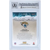 Carte Rookie Wave rose dédicacée 2021 Panini Playoff Rookie Wave Pink #RW-TLR de Trevor Lawrence Jacksonville Jaguars, carte authentifiée Beckett Fanatics Witnessed 10 Rookie