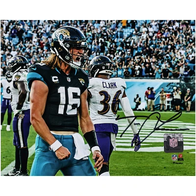 Photographie autographiée de 8" x 10" de Trevor Lawrence des Jaguars de Jacksonville sous la pluie