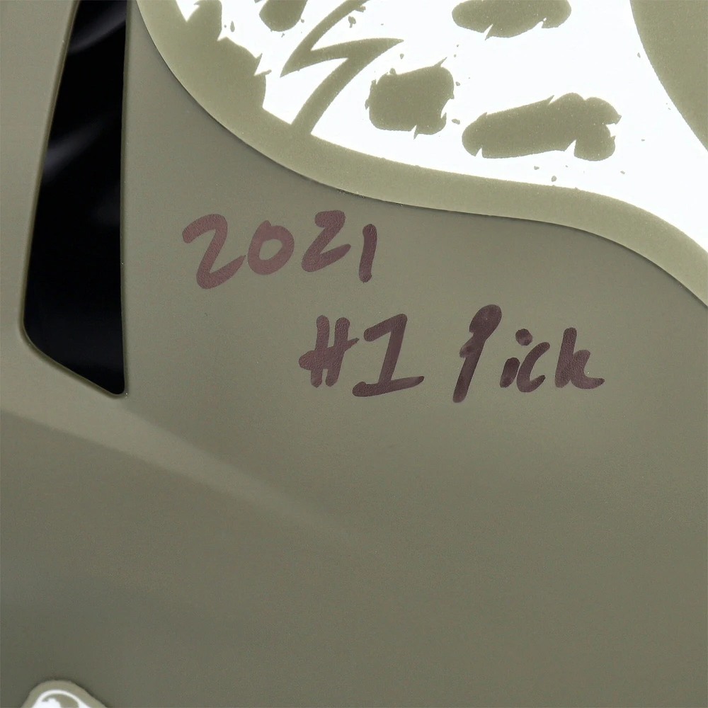 Casque authentique Riddell Salute to Service Speed ​​2022 autographié par Trevor Lawrence Jacksonville Jaguars avec inscription « 2021 #1 Pick »