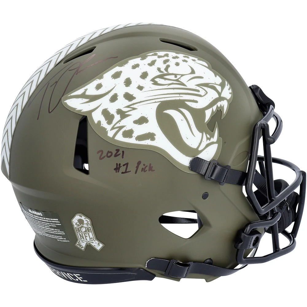 Casque authentique Riddell Salute to Service Speed 2022 autographié par Trevor Lawrence Jacksonville Jaguars avec inscription « 2021 #1 Pick »