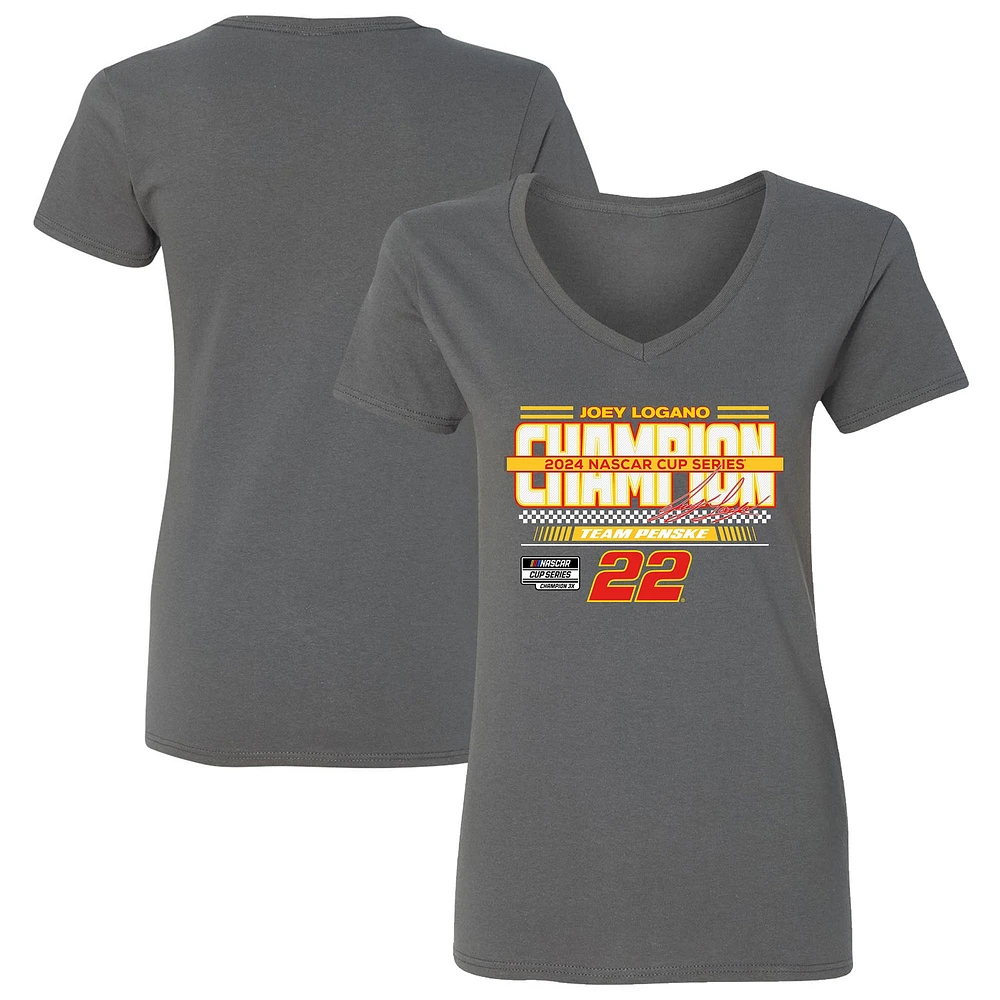 T-shirt à col en V avec bannière du champion de la NASCAR Cup Series 2024 l'équipe Penske pour femmes, couleur charbon Joey Logano