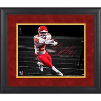 Photographie encadrée de 11"x 14" de Clyde Edwards-Helaire, Chiefs de Kansas City - Fac-similé de la signature