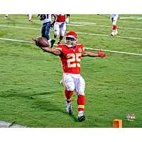 Photographie non signée de Clyde Edwards-Helaire, célébration du premier touchdown sa carrière chez les Chiefs Kansas City