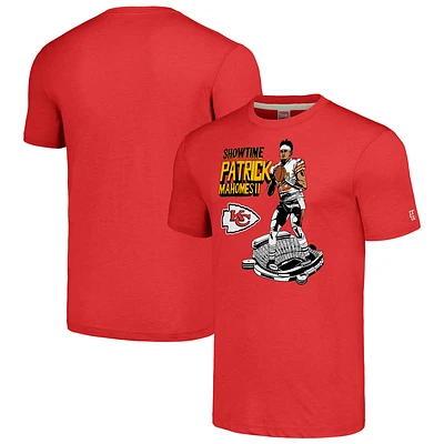 T-shirt rouge à trois bandes pour homme avec motif caricatural des Chiefs de Kansas City en hommage Patrick Mahomes