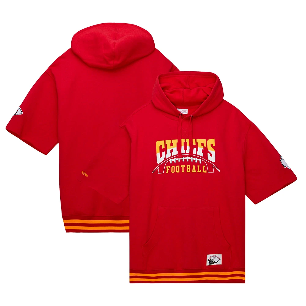 Sweat à capuche rouge manches courtes d'avant-match des Chiefs de Kansas City Mitchell & Ness pour hommes