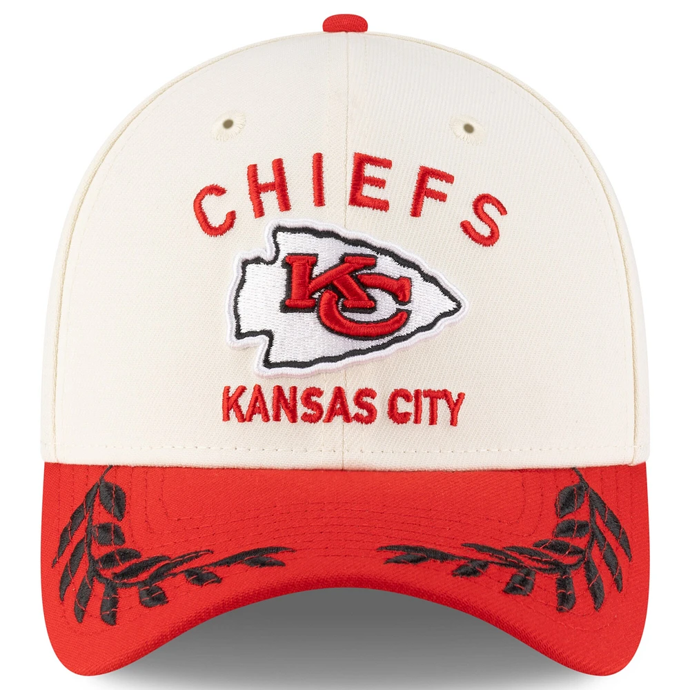 Casquette New Era 39THIRTY Flex crème/rouge pour homme des Kansas City Chiefs, draft NFL 2025