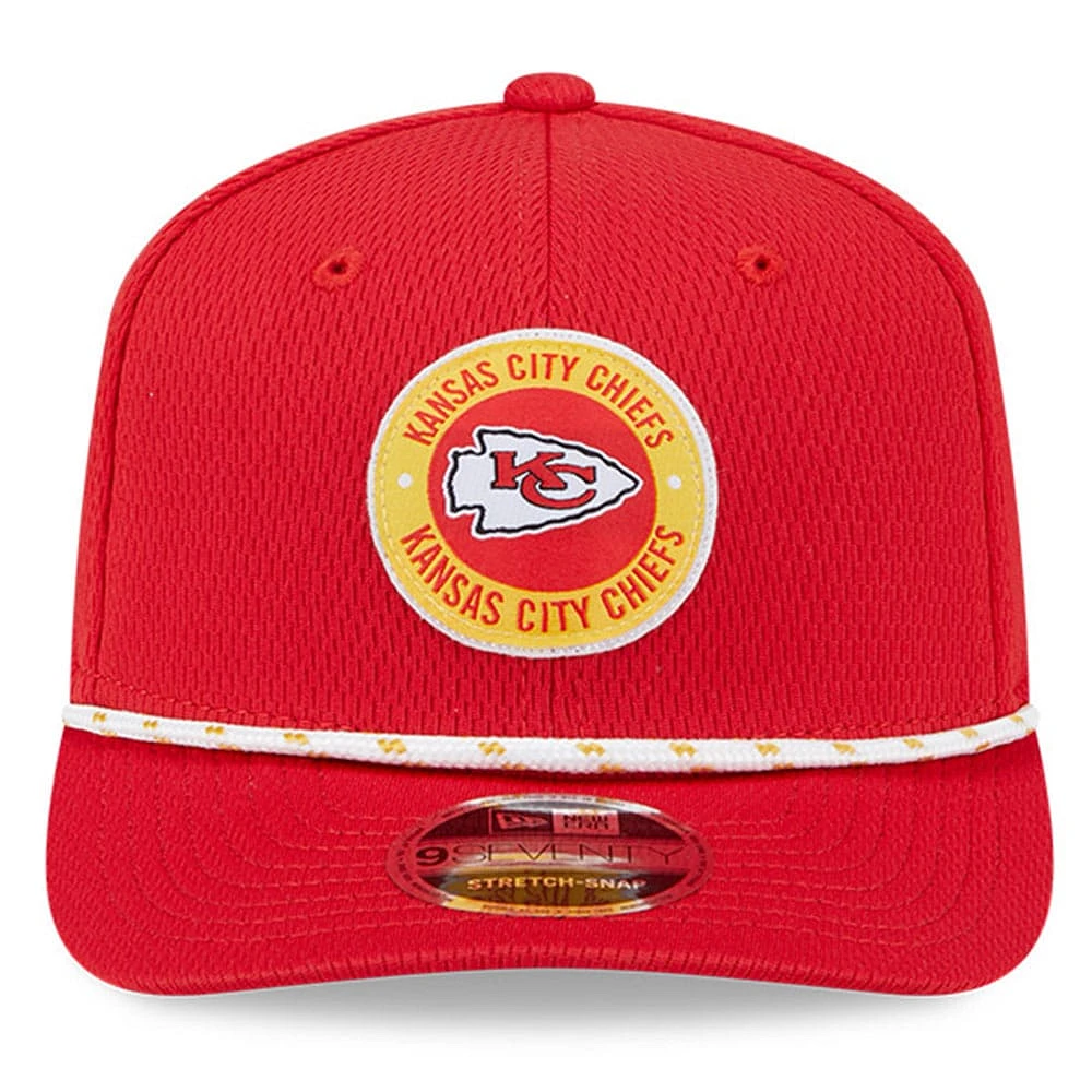 Casquette extensible à bouton-pression New Era pour hommes des Kansas City Chiefs 2024 Sideline 9SEVENTY rouge