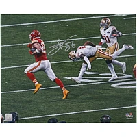 Photographie autographiée de 16" x 20" de Travis Kelce, champion du Super Bowl LVIII, Kansas City Chiefs