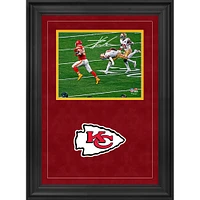 Photographie encadrée de luxe autographiée par Travis Kelce des Chiefs de Kansas City, champion du Super Bowl LVIII, 8" x 10"
