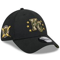 Casquette flexible 39THIRTY pour la Journée des forces armées 2024 Royals de Kansas City New Era noire hommes