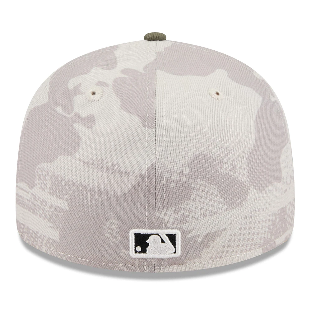 Casquette ajustée 59FIFTY basse pour homme New Era beige clair/olive Kansas City Royals 2025 Armed Forces Day